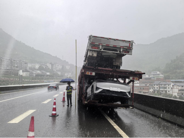 暴雨中43米“巨无霸”货车高速故障 重庆交通执法紧急救援并依法查处超限行为